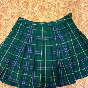 Cute green plaid skirt! Woman’s size S